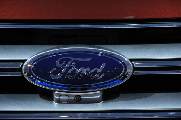 Amsterdam, Nederland - 23 April 2015: Ford-logo op displa — Stockfoto