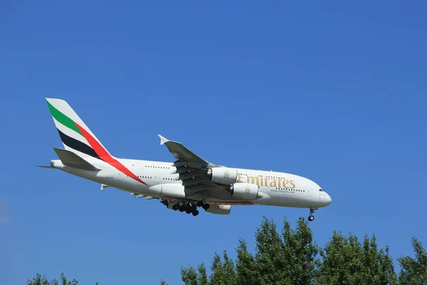 Amsterdam, Holandia - 9 lipca 2017: A6-Eua Emirates Airbus A380-800 — Zdjęcie stockowe