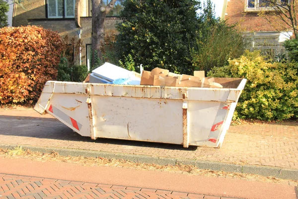 Geladen vuilnis dumpster — Stockfoto