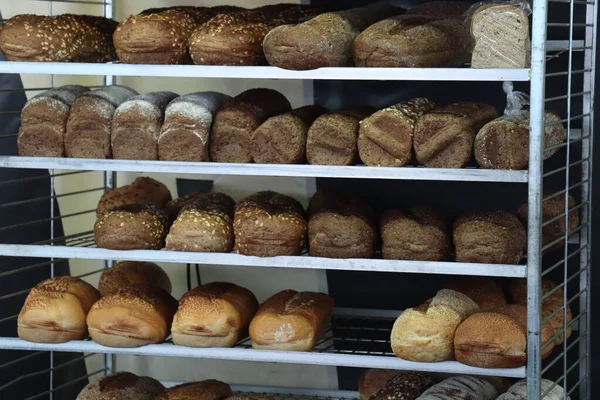 Lujosas clases de pan en un mercado — Foto de Stock