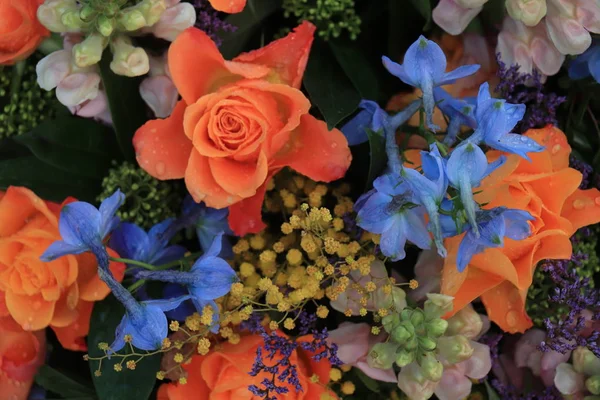 Σύνθεση με πορτοκαλί και μπλε λουλούδια για ένα γάμο — Φωτογραφία Αρχείου