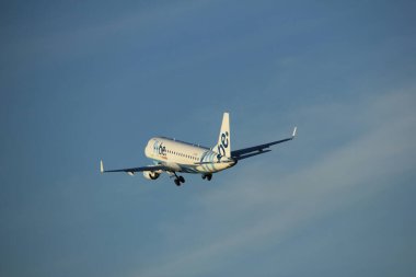 Amsterdam, Hollanda - 1 Haziran 2017: G-Fbji Flybe Embraer Erj-175 Polderbaan pist Amsterdam Airport Schiphol gidiyor
