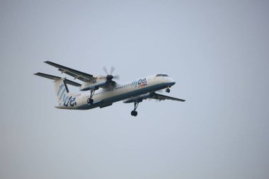 Amsterdam, Hollanda - 22nd Haziran 2017: G-Ecoa Flybe De Havilland Kanada Dhc-8-400 yaklaşan Polderbaan pist Schiphol Amsterdam Airport, Hollanda