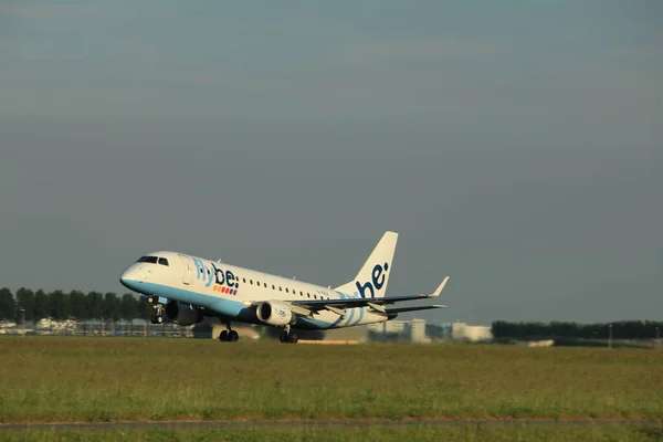 阿姆斯特丹 2017 起飞跑道 开拓地跑道阿姆斯特丹机场着陆的 Fbji Flybe Embraer Erj 175 — 图库照片