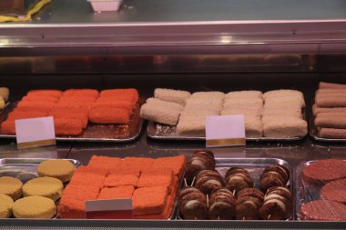Bir fast food restoran sergilenen çiğ aperatifler çeşitli türlü