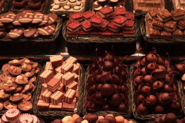 Barselona, İspanya 'da bir markette çikolata soslu kiraz ve fındıklı çikolatalı pralinler.