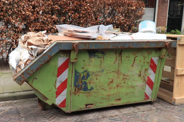 Caricato Cassonetto Vicino Cantiere Ristrutturazione Una Casa — Foto Stock