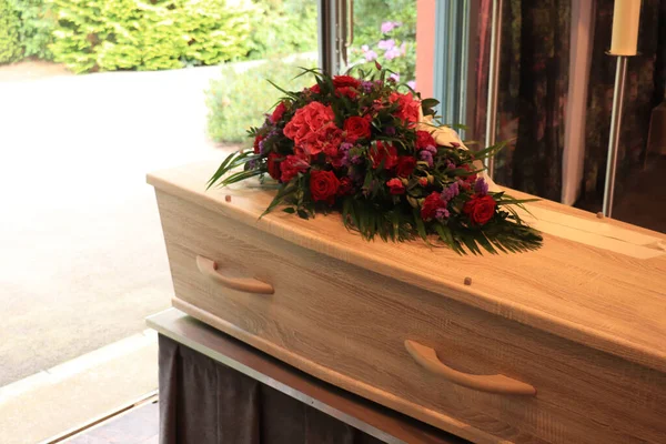 Kista Med Blomster Arrangemang Bår Hus Begravnings Gudstjänst — Stockfoto