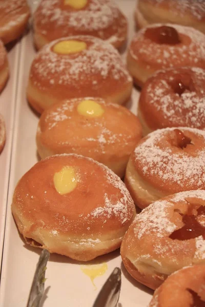 Zwei Verschiedene Donuts Auf Einem Tablett Buffet Eines Kreuzfahrtschiffes — Stockfoto