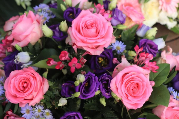 粉红色和紫色的婚礼花束 粉红色的玫瑰和紫色的莲花 — 图库照片