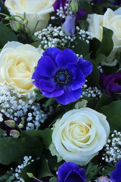 Νυφικό Μπουκέτο Λευκό Και Μπλε Τριαντάφυλλα Και Ανεμώνες Και Γυψοφύλλι — Φωτογραφία Αρχείου