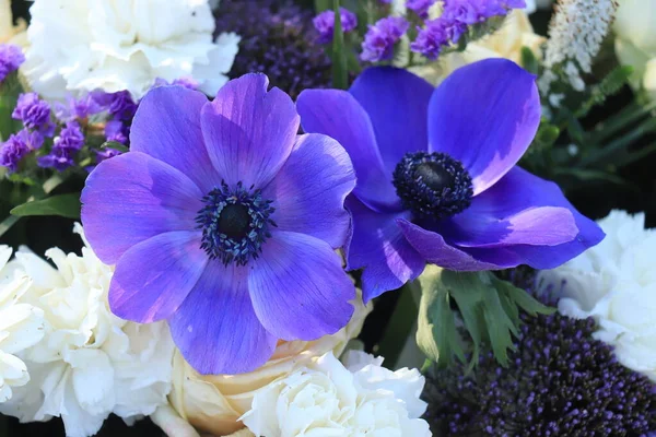Brautstrauß Weiß Und Blau Rosen Und Anemonen Und Zigeunerblume — Stockfoto
