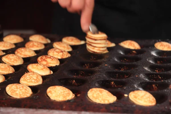 Poffertjes Holland Kicsi Bolyhos Palacsinta Készült Forró Öntöttvas Lemez Porcukorral — Stock Fotó