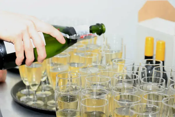 Despejando Champanhe Copos Elegantes Servido Uma Recepção Casamento — Fotografia de Stock