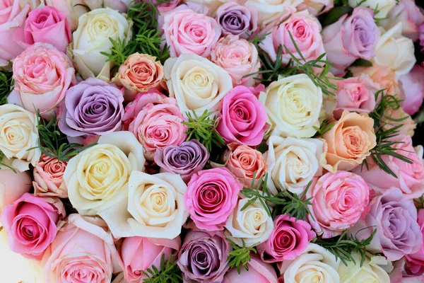 Çiçekli Bir Düğün Süslemesinde Karışık Pembe Güller — Stok fotoğraf