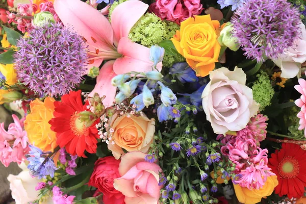 Smíšené Květinové Aranžmá Různé Květiny Různých Barvách Pro Svatbu — Stock fotografie