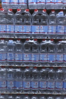 IJmuiden, Hollanda, 4th Temmuz 2018: şişe maden suyu bir süpermarkette
