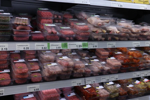 IJmuiden, Hollanda, 4th Temmuz 2018: paketlenmiş et market buzdolabı farklı türde. Metin etiketleri hakkında: Felemenkçe, ürün bilgileri Euro fiyatları.