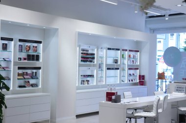 Haarlem, Hollanda - 8th Temmuz 2018: at Hudson'ın Bay parfüm ve kozmetik bölümü