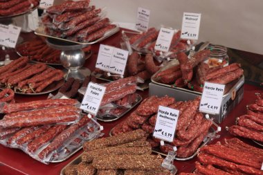 Heemstede, Hollanda - 26 Mayıs 2019: çeşitli sosisçeşitleri sergileniyor. Hollandaca etiketteki metin: ürün bilgileri ve ağırlık başına fiyat. İsimler ve malzemeler