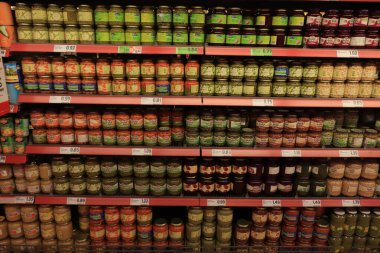 Heemstede, Hollanda - 26 Mayıs 2019: konserve sebzeler. Euro fiyatları, Hollandaca ürün bilgileri