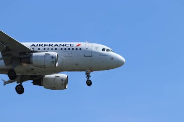 Amsterdam, Hollanda - 21 Temmuz 2019: F-Gugl Air France Airbus A318-100 Amsterdam Havaalanı Schiphol Polderbaan pistine son yaklaşma