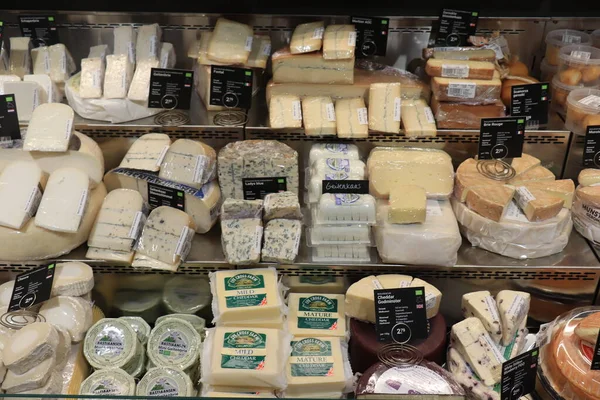 ヘムステッド オランダ 2019年5月26日 様々な種類の生物学的チーズが展示されています オランダ語のタグ上のテキスト 製品情報と重量あたりの価格 — ストック写真