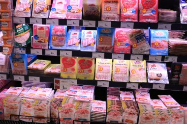 Barselona, İspanya - 30 Eylül 2019: Lüks bir süpermarketin kasap bölümünde önceden paketlenmiş et parçaları sergileniyor. Etiketler: Ürün bilgileri İspanyolca, fiyatlar avro.