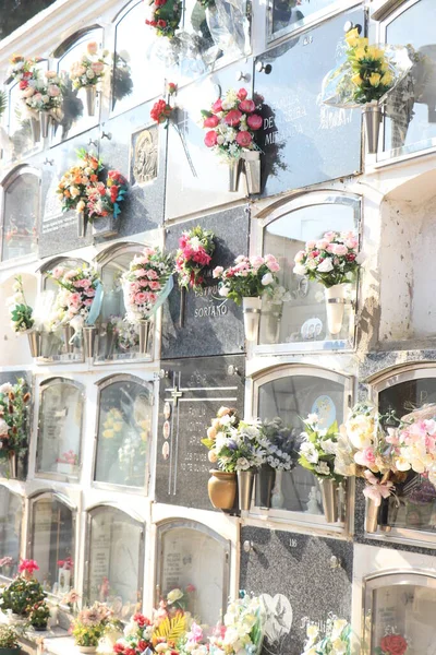 Cornella Llobregat Spanien Oktober 2019 Städtischer Friedhof Künstliche Blumen Und — Stockfoto