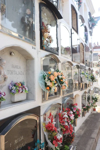 Cornella Llobregat Spanien Oktober 2019 Kommunal Kyrkogård Konstgjorda Blommor Och — Stockfoto