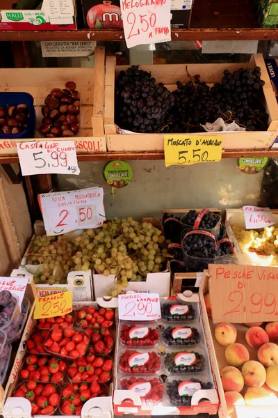 イタリアのサヴォーナ 2019年9月26日 小さな果物店 様々な種類のブドウ イチゴ ラズベリー プラム タグのテキスト イタリア語の製品情報 ユーロでの価格 — ストック写真