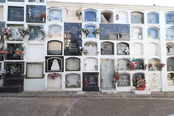 Cornella Llobregat España Octubre 2019 Cementerio Municipal Flores Artificiales Piedras —  Fotos de Stock