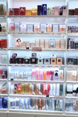 Amsterdam Schiphol Havaalanı, Hollanda - 24 Eylül 2019: Havaalanı alışveriş merkezinde farklı marka parfümler