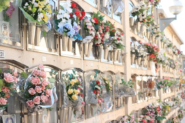 Cornella Llobregat Hiszpania Października 2019 Cmentarz Miejski Sztuczne Kwiaty Kamienie — Zdjęcie stockowe