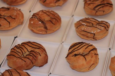 Profiteroller, kremayla dolu puf börekler, yolcu gemisi büfesinde sergileniyor.