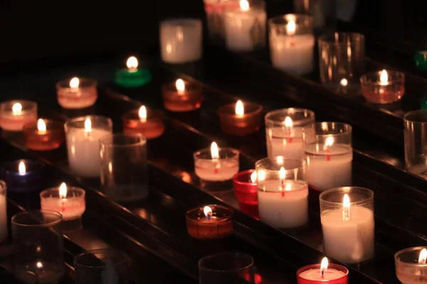 Velas Votivas Ardientes Una Iglesia Católica Romana —  Fotos de Stock