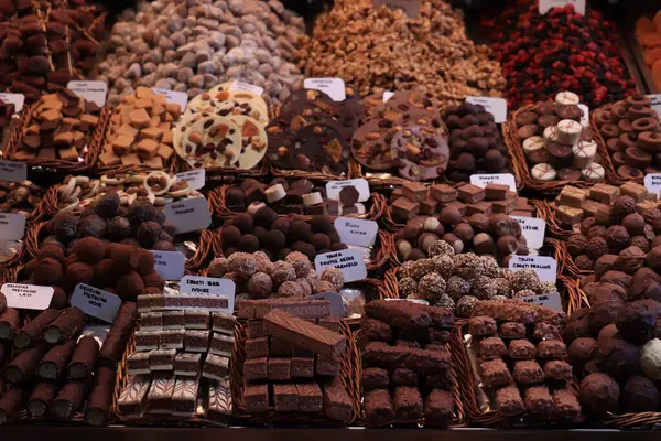 스페인 바르셀로나에 시장에서 판매되는 초콜릿 프랄린 — 스톡 사진