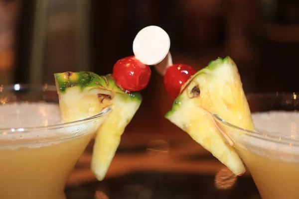 Großes Glas Mit Einem Fruchtigen Ananas Cocktail Dekoriert Mit Einem — Stockfoto