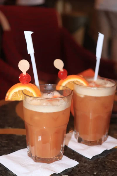 Großes Glas Mit Einem Fruchtigen Cocktail Dekoriert Mit Einem Hölzernen — Stockfoto