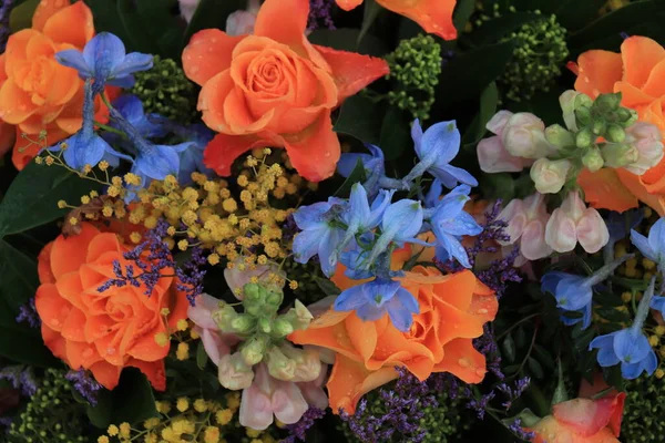 Σύνθεση Πορτοκαλί Και Μπλε Λουλούδια Για Ένα Γάμο Πορτοκαλί Τριαντάφυλλα — Φωτογραφία Αρχείου