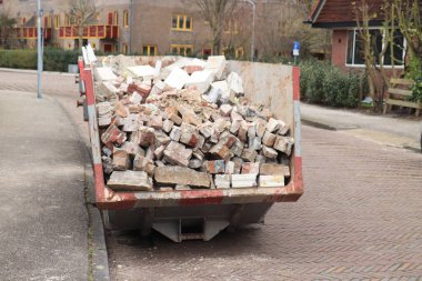 İnşaat alanı yakınındaki dolu çöp konteynırları veya tadilatı