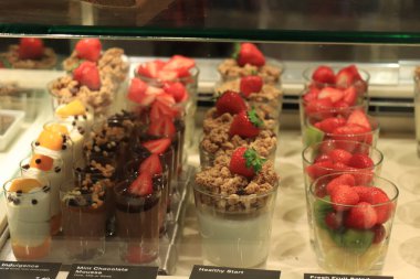 Bir mağaza vitrininde sergilenen yeni yapılmış lüks şekerlemeler.