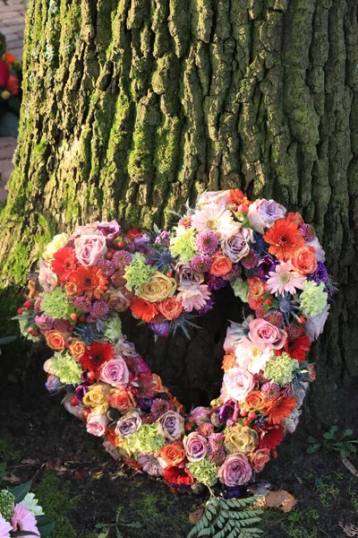 ハート型の同情花 様々な色のバラやゲルベラ — ストック写真