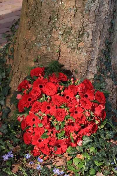 Bloemstuk Voor Een Begrafenis Sympathie Bloemen Een Hartvorm Rode Rozen — Stockfoto