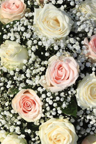 Svatební Květinové Aranžmá Růžové Bílé Růže Smíchané Gypsophila — Stock fotografie