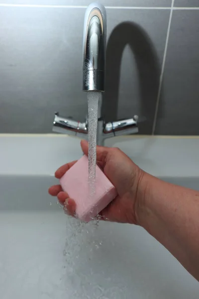 Frau Mit Einem Stück Seife Zum Händewaschen Hygiene Ist Wichtig — Stockfoto