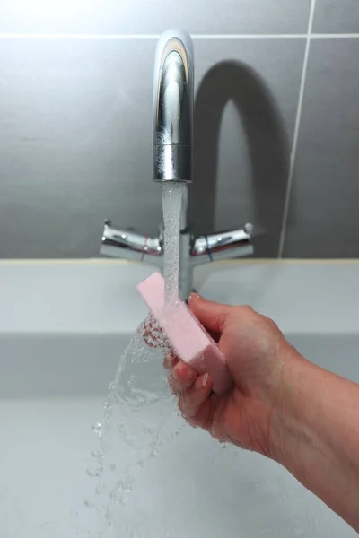 女人拿着肥皂洗手 卫生是阻止Covid 19污染的重要手段 — 图库照片