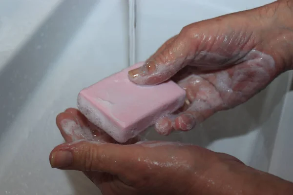 Uomo Lavarsi Mani Strofinando Con Sapone Come Prevenzione Del Virus — Foto Stock