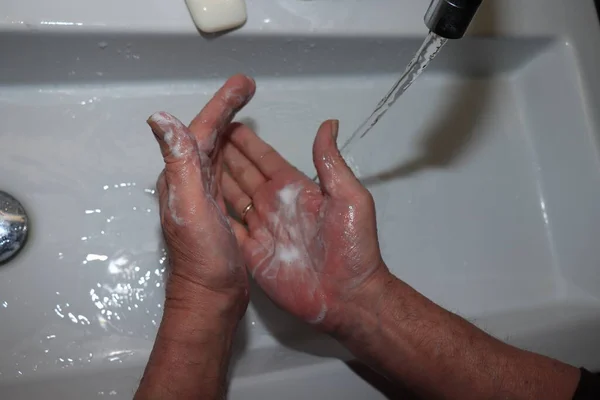 Homem Lavando Mãos Esfregando Com Sabão Como Prevenção Vírus Corona — Fotografia de Stock