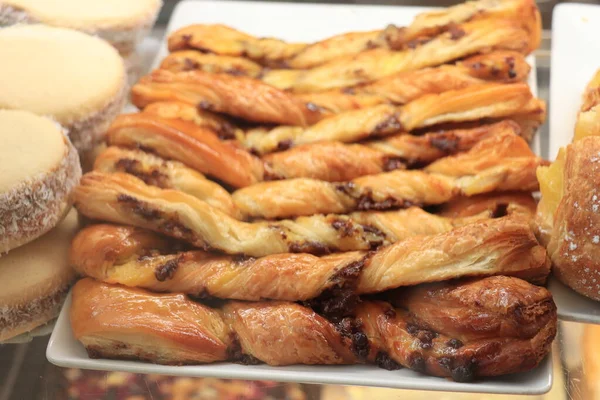 Rotoli Cannella Appena Fatti Mostra Una Vetrina — Foto Stock